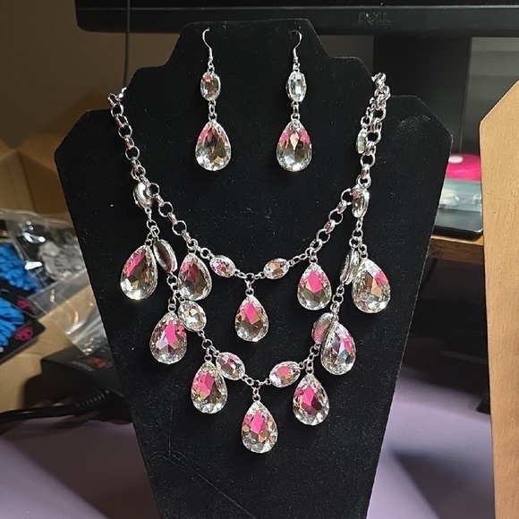 Elegant Silver and Crystal Jewelry Set - Picture 1 of 3